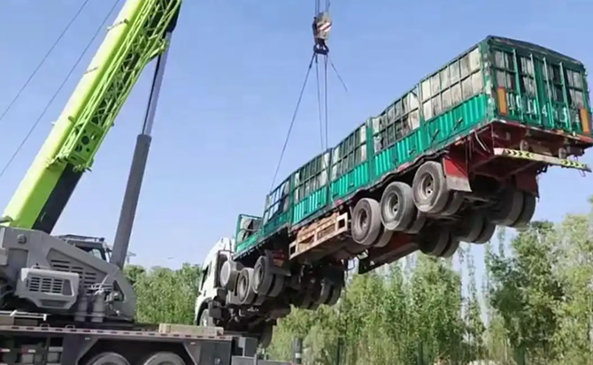 吐鲁番道路脱困救援案例